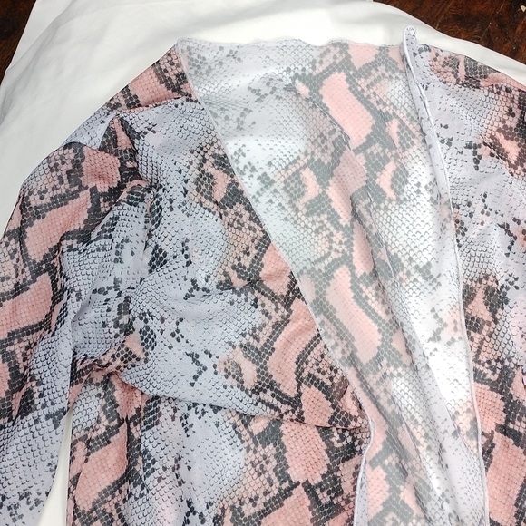 Snake skin look sheer women's one size fits all wrap - Picture 3 of 8